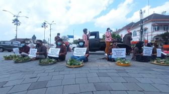 Sindir 9 Tahun UU Keistimewaan DIY, Warga Yogyakarta Bagi Nasi Bancakan