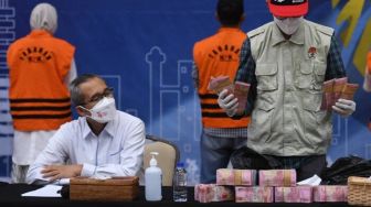 KPK Periksa Penjual Sarung Terkait Kasus Gratifikasi Bupati Probolinggo dan Hasan Aminudin