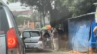 Viral Pria Ngamuk Tendang Spion Mobil Pengendara yang Diduga Halangi Ambulans