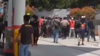 Viral Video Petugas SPBU Dikeroyok Massa, Polisi Kewalahan