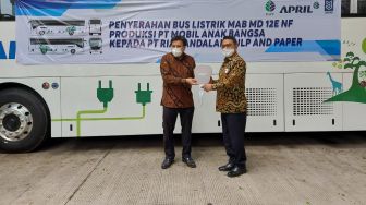 Produk Sukses Lewati Tes Kualitas, PT MAB Serahkan Bus Listrik MD 12E NF kepada PT RAPP