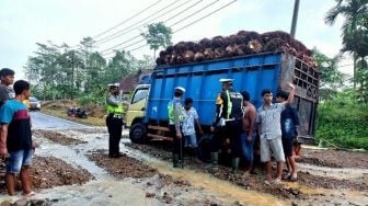 Waspada Material Banjir dan Longsor di Jalinbar Tanggamus, Polisi Berlakukan Buka Tutup