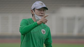 Viral Foto Jadul Shin Tae-yong Dihadang Legenda Timnas Indonesia, Bawa Klubnya Juara Asia
