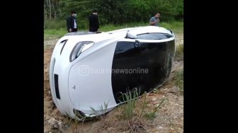 Mobil Canggih Tesla, Terguling Masuk Selokan dI Batam