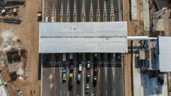 Foto udara kendaraan yang melintas di Gerbang Tol Simpang Susun Cileunyi, Kabupaten Bandung, Jawa Barat, Rabu (1/9/2021). ANTARA FOTO/Raisan Al Farisi