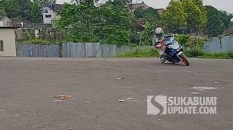 Ogah Balapan di Jalan Raya, Pria Ini Geber Motor di Kuburan