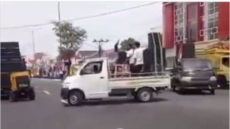 Sepi Orderan, Pengusaha Persewaan Sound System Konvoi Naik Mobil Pikap Sambil Jualan