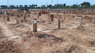 Makam Jenazah Covid-19 di TPU Rorotan Ambles, Anak: Jujur Saya Sedih!