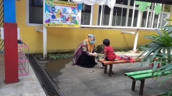 Keteteran Dampingi Anak Belajar Daring, Ortu Siswa TK Senang PTM Jakarta Dibuka