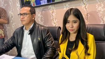 Selebgram Ayu Thalia atau Thata Anma saat menggelar konferensi pers di kawasan Jakarta Selatan, Rabu (1/9/2021). [Suara.com/Alfian Winanto]