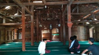 Wisata Banten: Masjid Baitul Arsy di Kaki Gunung Karang Pandeglang