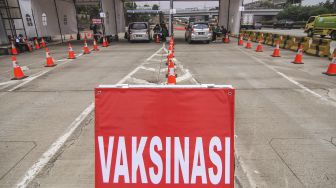 Pengendara melakukan vaksinasi COVID-19 di Gerbang Tol Cibubur Utama, Jakarta, Rabu (1/9/2021). ANTARA FOTO/Asprilla Dwi Adha