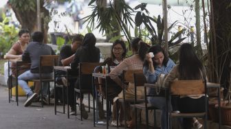 Anies Izinkan Restoran Dalam Gedung Layani Dine In, Kapasitas Maksimal 25 Persen