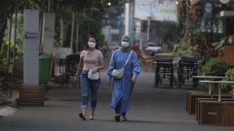 Pengunjung berjalan di MBloc Space, Jakarta, Rabu (1/9/2021). [Suara.com/Angga Budhiyanto]