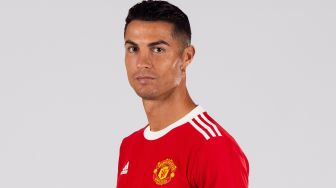 Cristiano Ronaldo memakai jersey Manchester United, Rabu (1/9).   (Foto: Twitter @ManUtd)