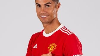 Cristiano Ronaldo memakai jersey Manchester United, Rabu (1/9).   (Foto: Twitter @ManUtd)