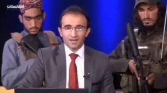 Pembawa Acara TV Siaran Langsung Dikawal 2 Anggota Taliban Bersenjata