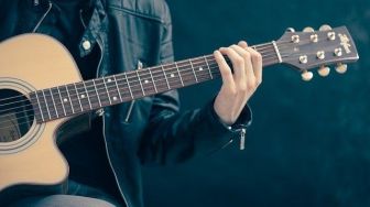 Ayah Tembak Anak Gara-gara Tak Berhenti Main Gitar