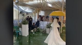 Tenda Bocor di Tengah Acara, Hasil Foto Pernikahan Pasangan Ini Malah Makin Romantis