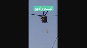 Viral Video Pria Afghanistan Bergelantungan di Helikopter Blackhawk AS yang Sedang Terbang