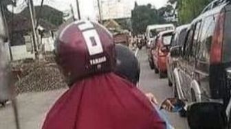 Viral Wanita Pembonceng Motor Bikin Publik Heran, Outfit-nya Jadi Sorotan