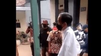 Viral Jokowi Blusukan, Tokoh NU Bingung: Bukankah Ini Cukup dengan Mensos Saja?