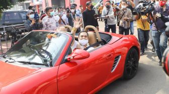 Bak Pejabat, Saiful Jamil Sapa Warga Naik Mobil Mewah Warna Merah, Segini Harganya