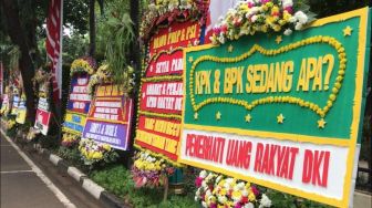 Penampakan Karangan Bunga di Gedung DPRD DKI, Dukung Interpelasi Terhadap Anies