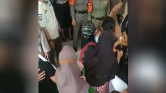 Protes PPKM, Wanita Ini Telanjang Dada di Kantor DPRD