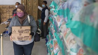 Warga berbelanja pangan bersubsidi di Foodstation Pasar Induk Beras Cipinang, Jakarta Timur, Kamis (2/9/2021). [Suara.com/Alfian Winanto]