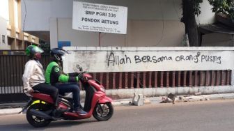 Viral Grafiti Satire "Allah Bersama Orang-Orang Pusing" di Tangsel, Warga: Kena Banget