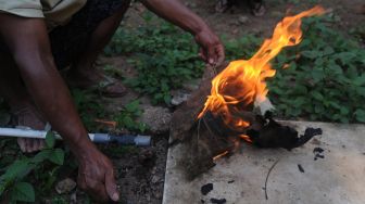 Seorang warga menyalakan api dari saluran gas digester limbah tahu di Gilingan Lor, Urutsewu, Ampel, Boyolali, Jawa Tengah, Kamis (2/9/2021). ANTARA FOTO/Aloysius Jarot Nugroho