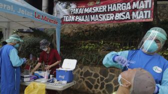 Petugas kesehatan melakukan tes usap (swab test) antigen dan PCR gratis di Terowongan Kendal, Menteng, Jakarta, Kamis (2/9/2021). [Suara.com/Angga Budhiyanto]