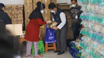 Warga berbelanja pangan bersubsidi di Foodstation Pasar Induk Beras Cipinang, Jakarta Timur, Kamis (2/9/2021). [Suara.com/Alfian Winanto]