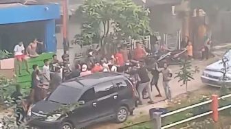 Massa Hajar Petugas Bea Cukai saat OTT Rokok Ilegal di Batam