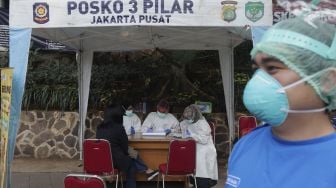 Warga mendaftarkan diri untuk melakukan tes usap (swab test) antigen dan PCR gratis di Terowongan Kendal, Menteng, Jakarta, Kamis (2/9/2021). [Suara.com/Angga Budhiyanto]