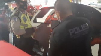 Meninggal di Lampu Merah Duren Tiga, Jenazah Pengendara Mobil Dievakuasi ke RS Polri