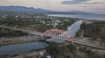 Foto udara kawasan Jembatan Samota (Teluk Saleh, Pulau Moyo, Gunung Tambora) di Sumbawa Besar, Kabupaten Sumbawa, NTB, Jumat (3/9/2021). ANTARA FOTO/Ahmad Subaidi
