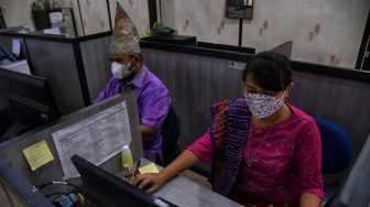 Sejumlah Aparatur Sipil Negara (ASN) mengenakan pakaian adat saat bekerja di Kantor Wali Kota Medan, Kota Medan, Sumatera Utara, Jumat (3/9/2021).  ANTARA FOTO/Fransisco Carolio