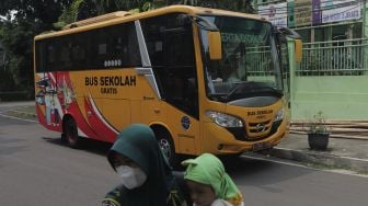Bus Sekolah Gratis yang menjemput pelajar terparkir di depan SMK Negeri 15 Jakarta, Kebayoran Baru, Jakarta Selatan, Jumat (3/9/2021). [Suara.com/Angga Budhiyanto]