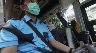 Pelajar menaiki Bus Sekolah Gratis usai mengikuti pembelajaran tatap muka (PTM) di SMK Negeri 15 Jakarta, Kebayoran Baru, Jakarta Selatan, Jumat (3/9/2021). [Suara.com/Angga Budhiyanto]