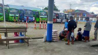 Rombongan Sopir Bus PON Papua Bawa Kompor dan Puluhan Karung Beras, Netizen Papua Ketawa