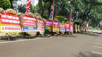 Deretan karangan bunga yang terpajang di halaman kantor DPRD DKI Jakarta, Jakarta Pusat, Jumat (3/9/2021). [Suara.com/Alfian Winanto]