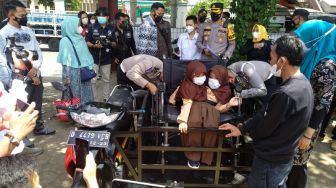 Siswi Kembar Siam di Garut Dapat Bantuan Sepeda Motor Modifikasi