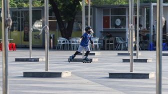 Anak-anak berolahraga sepatu roda di Jakarta International Velodrome, Jakarta Timur, Sabtu (4/9/2021). [Suara.com/Alfian Winanto]