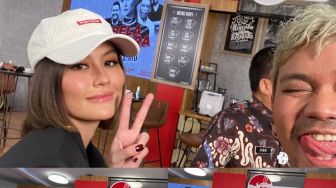 5 Potret Persahabatan Indra Bekti dan Agnez Mo, Nostalgia MC Tralala Trilili!