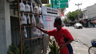 Kisah Warga Sudiroprajan: Cantolkan Nasi Bungkus di Pinggir Jalan untuk Bantu Sesama