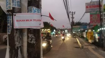 Ganggu Pengguna Jalan, Tiang Makan Jalan di Ciputat Ditandai Bukan Milik Telkom