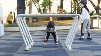 Anak-anak berolahraga sepatu roda di Jakarta International Velodrome, Jakarta Timur, Sabtu (4/9/2021). [Suara.com/Alfian Winanto]