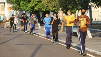 Warga berolahraga lari di Jakarta International Velodrome, Jakarta Timur, Sabtu (4/9/2021). [Suara.com/Alfian Winanto]